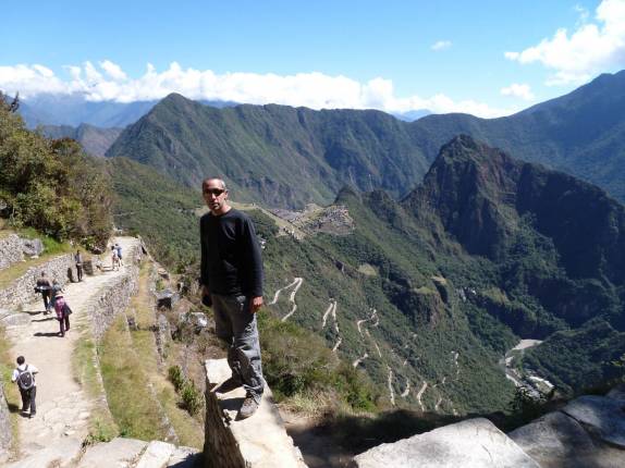 Em Inti Punku, com Machu Picchu e a estrada de acesso às ruínas, no Peru